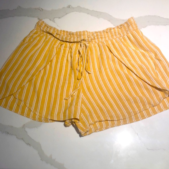 Yellow shorts - Picture 3 of 4